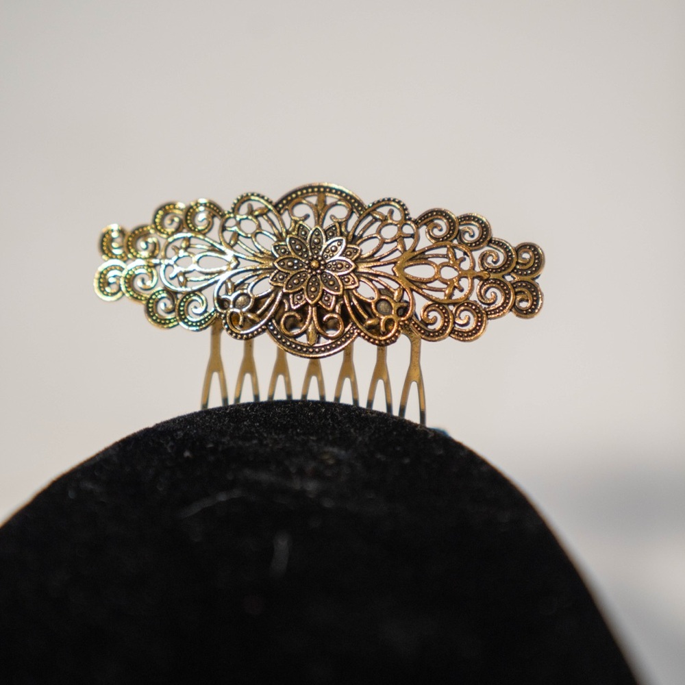 Elegant Gold Hair Comb - Picture 2 of 3